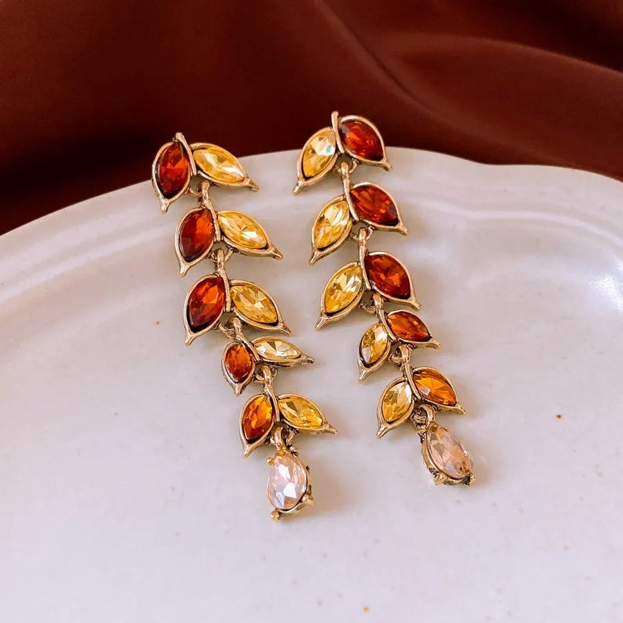 Retro exaggerated alloy clavicle chain necklace with flower pendant and wheat detailing in golden brown