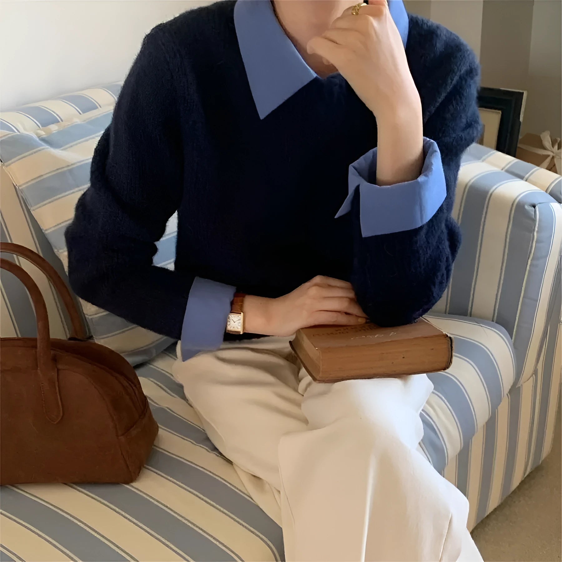 Women's loose fit knitwear top with contrast colour lapels, long sleeves, in solid colour polyester jersey.