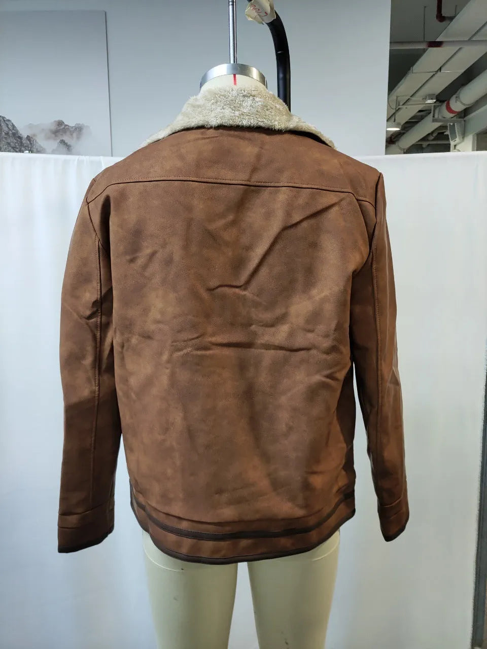 Men's retro brown suede casual jacket with PU leather, flap pockets, loose fit, mid-length, long sleeves, round hem, no hood