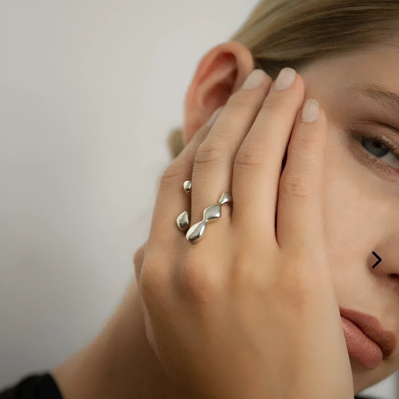 Brass opening ring with spherical elements in gold or silver finish, adjustable women's fashion jewellery