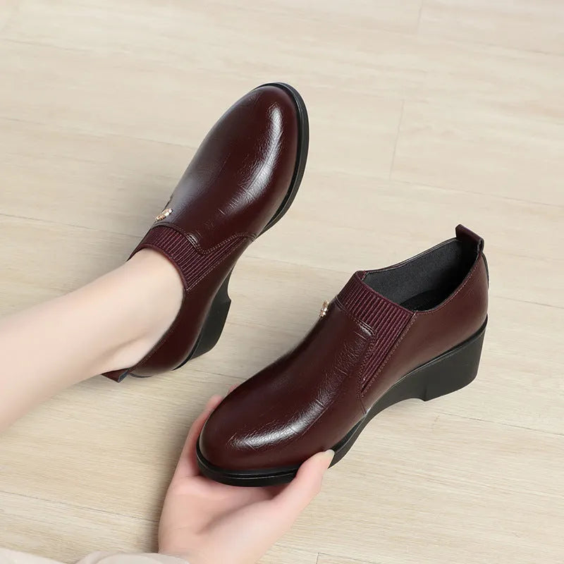 Women's wedge heel casual shoes in black, PU upper, round toe, low top design