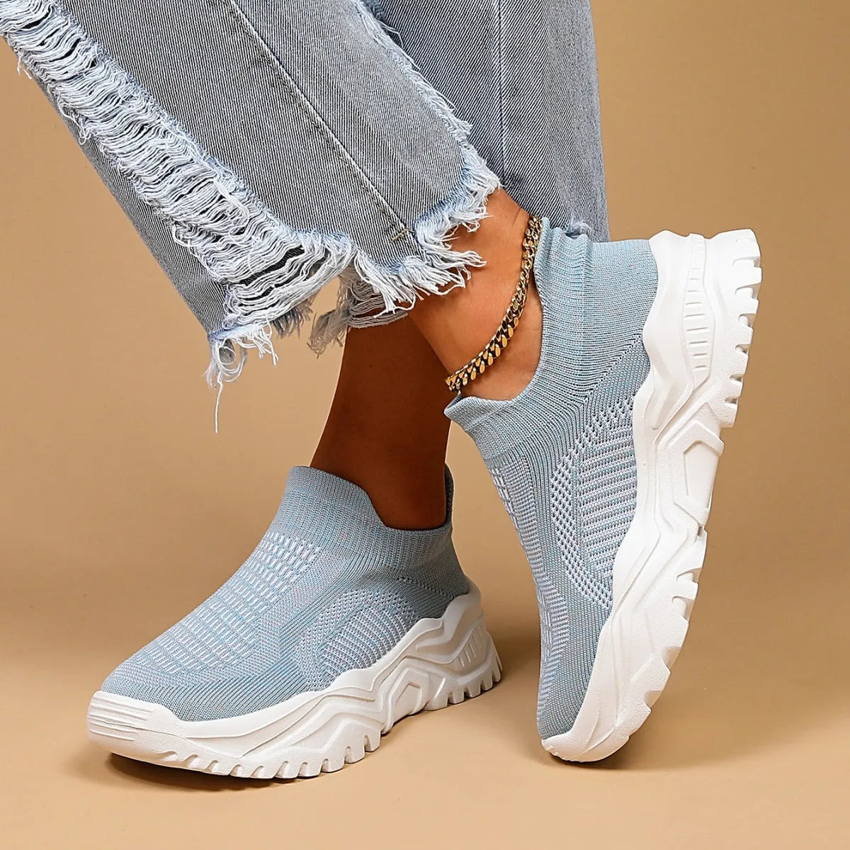 Women's light blue mesh slip-on sports shoes with round toe and 3-5 cm heel