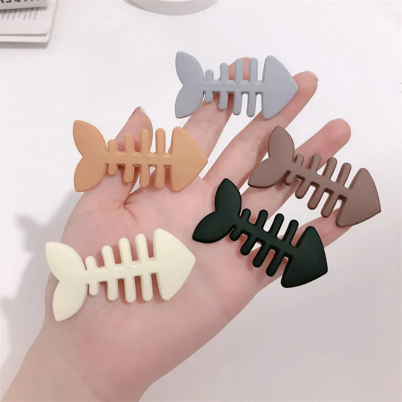 Minimalist fishbone design duckbill clip barrette for side bangs in neutral colours