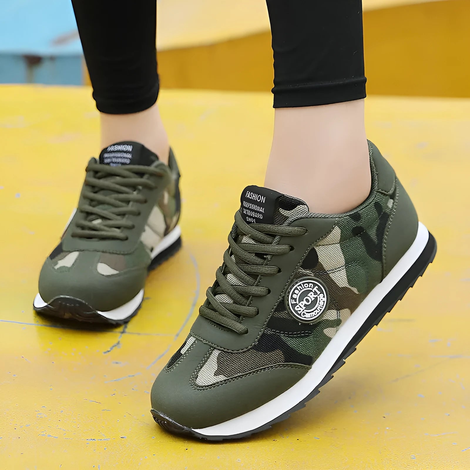 Camouflage pattern running shoes with suede upper and mesh lining in low-top sports style