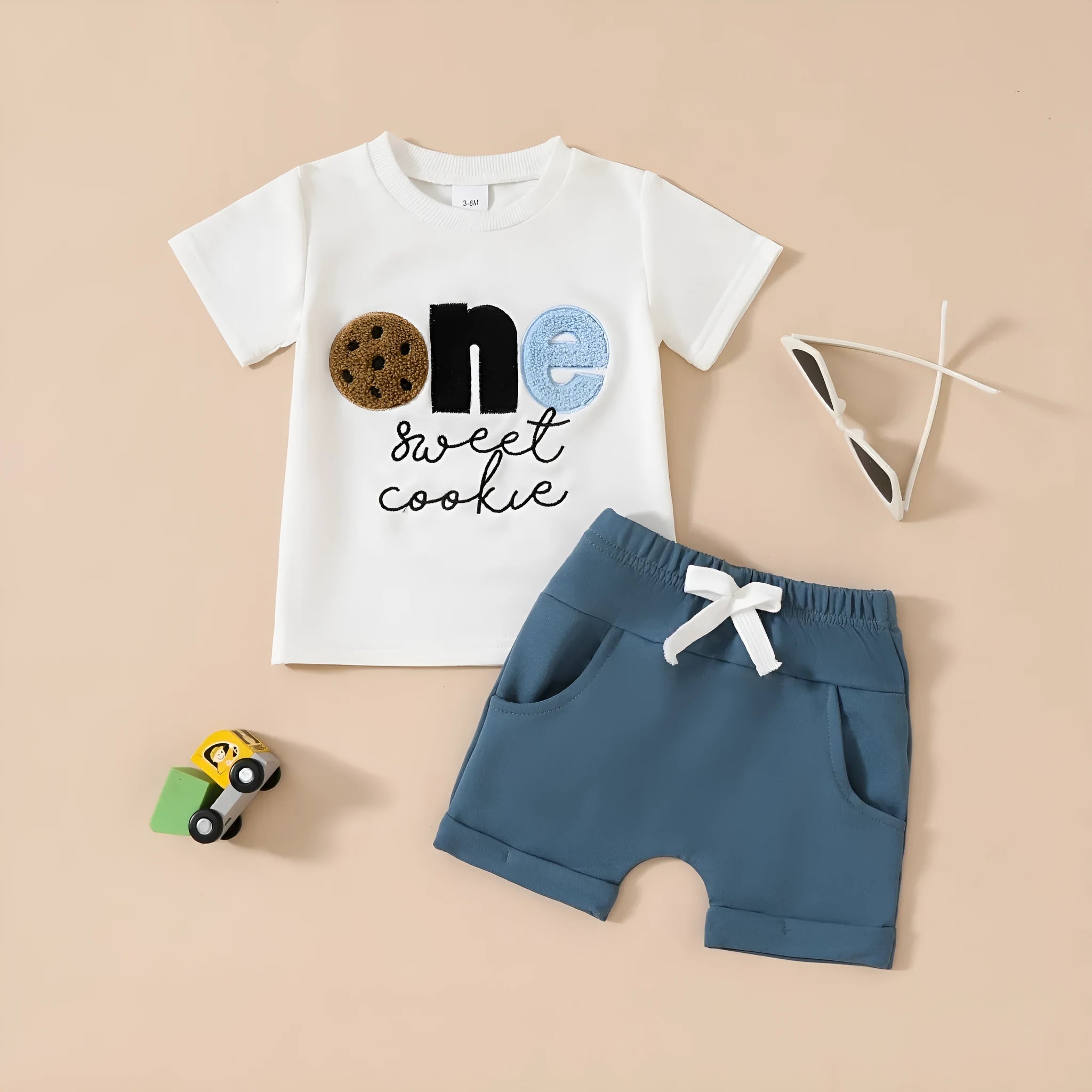 Baby boys' embroidered pullover short-sleeved shirt and pants set in white and blue, cotton knit fabric