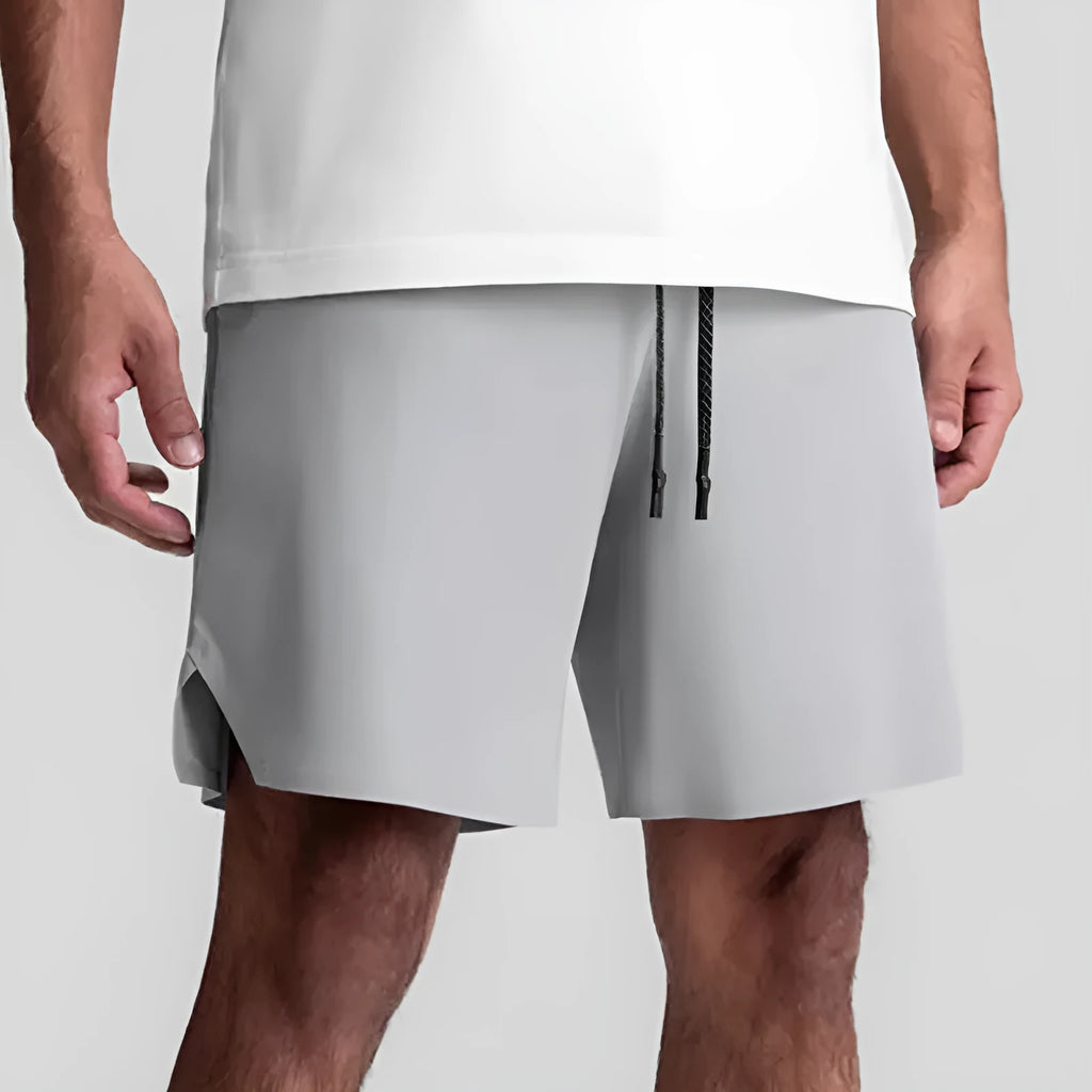 Men's seamless quick-drying polyester sports shorts in knee-length straight cut design