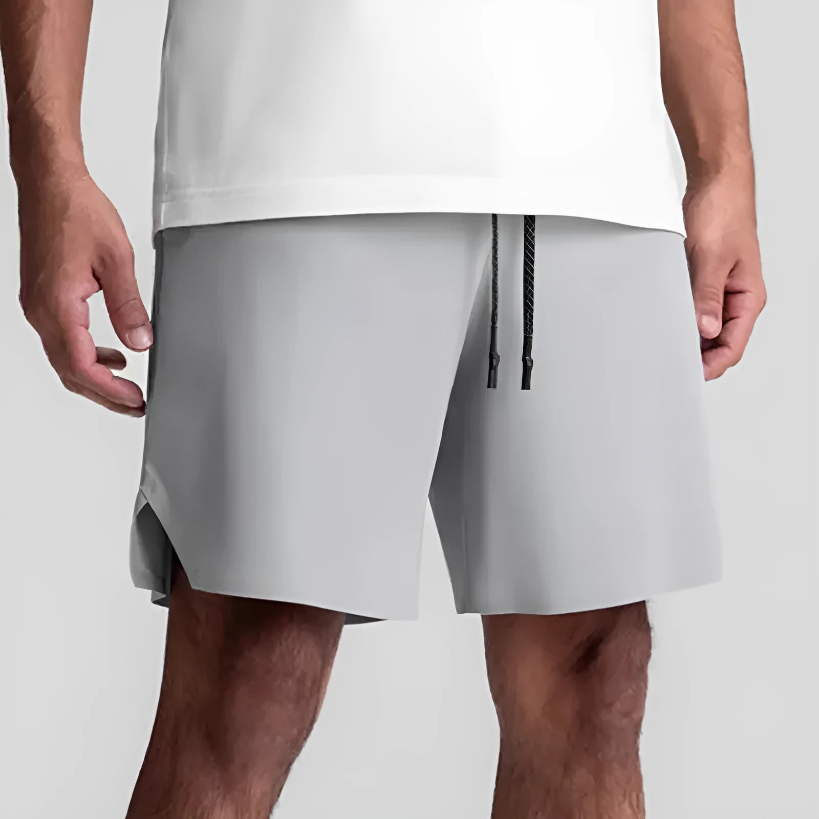 Men's seamless quick-drying polyester sports shorts in knee-length straight cut design