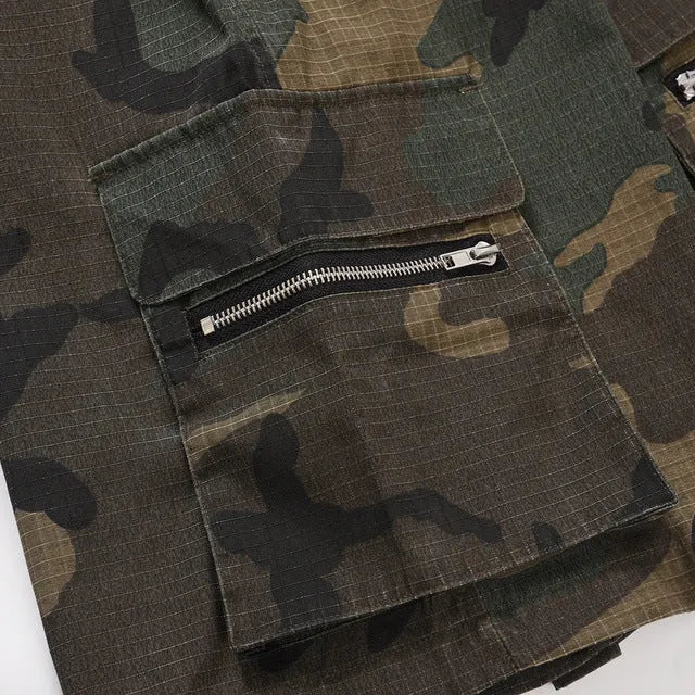 Men's green camouflage cotton work shorts with a loose fit, shown on a mannequin