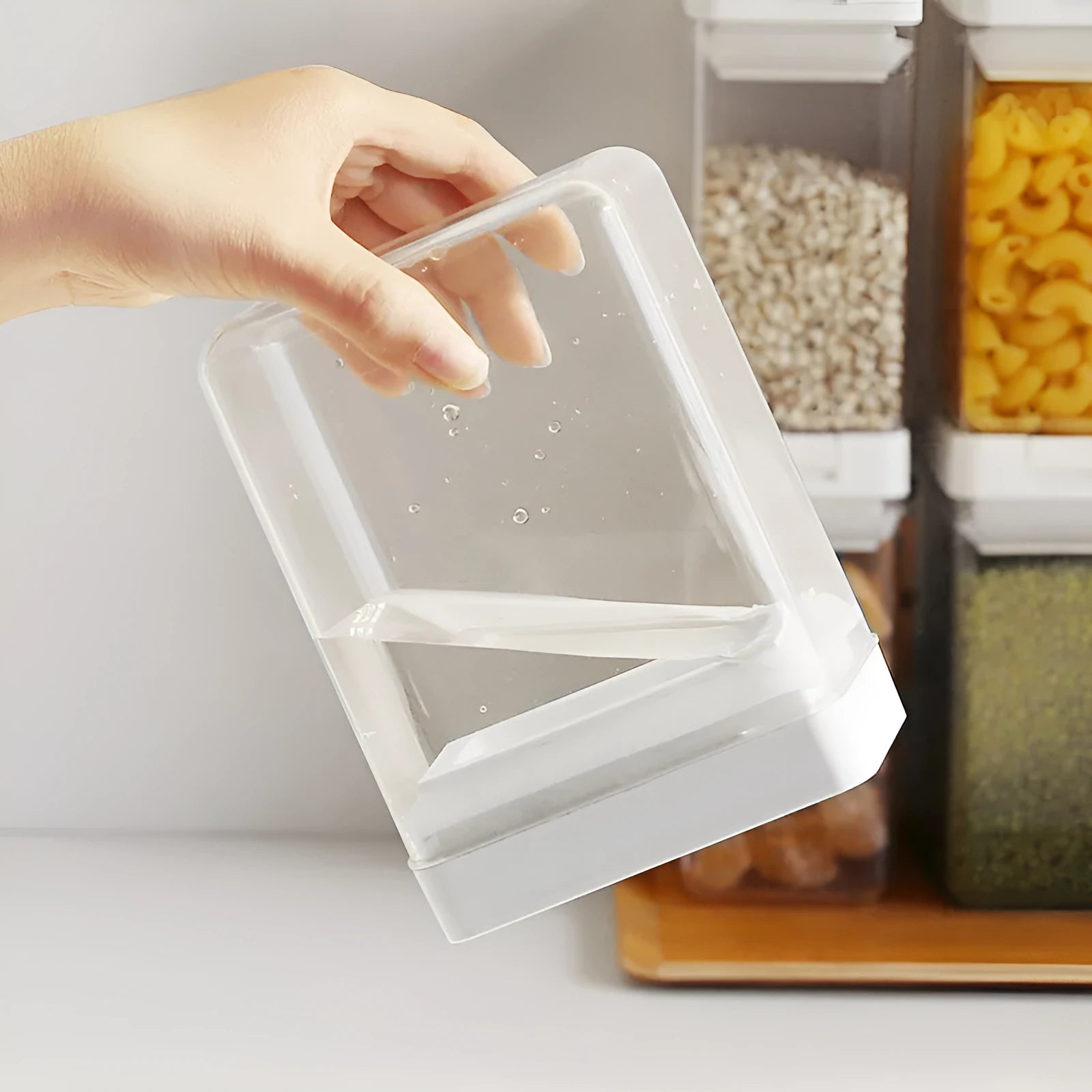 White and transparent 400ml plastic storage container for whole grains, 10.9 x 10 x 7 cm.