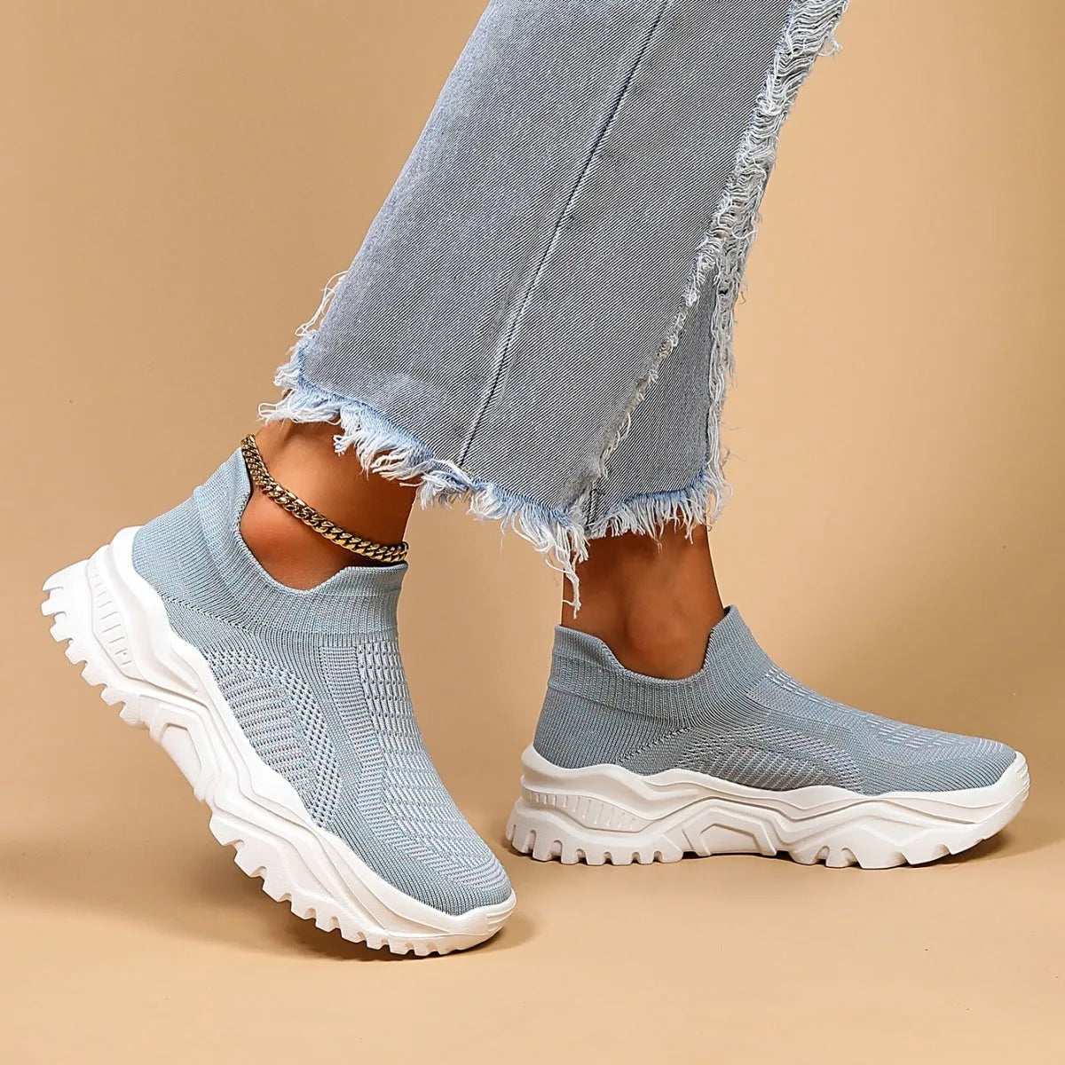 Women's light blue mesh slip-on sports shoes with round toe and 3-5 cm heel