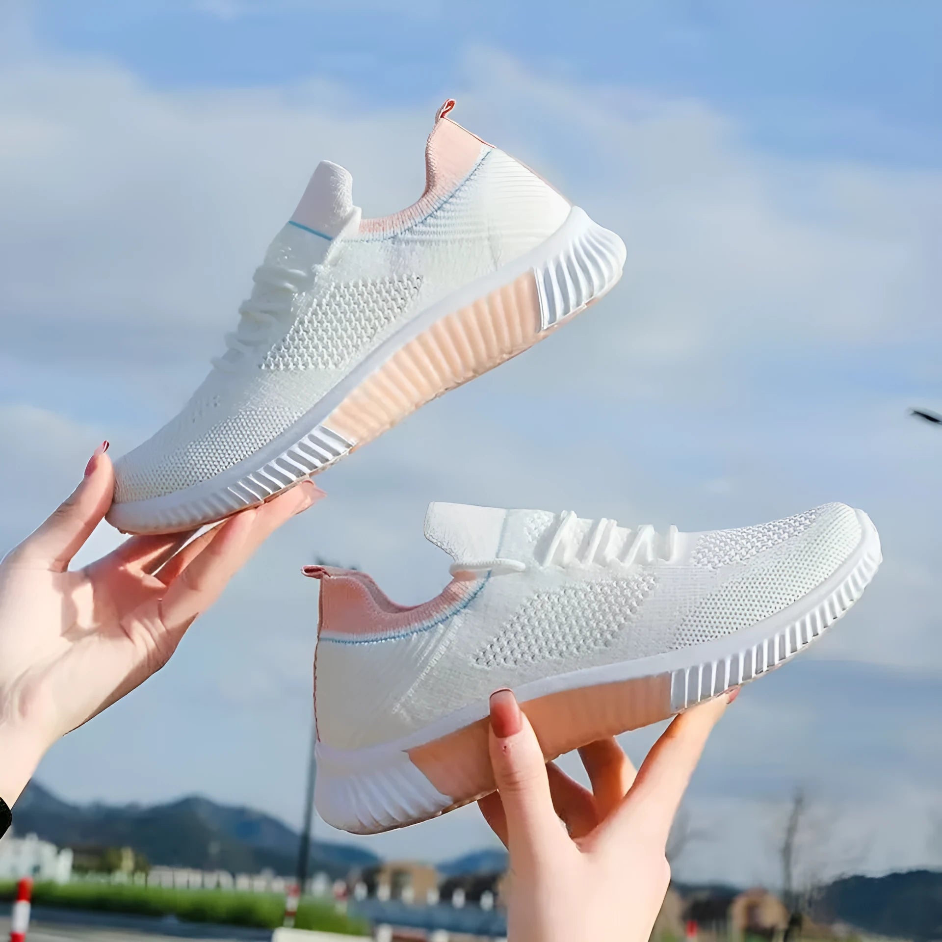 Flyknit breathable white low-top lace-up trainers for women with round toe and PVC sole
