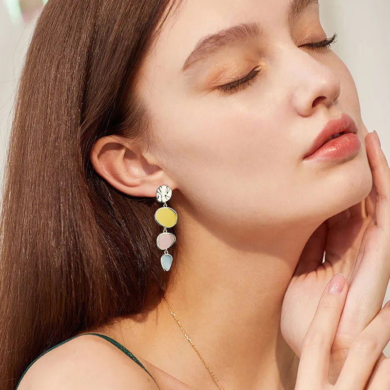 A pair of simple vintage alloy disc earrings with a Morandi three-colour oil drip finish.