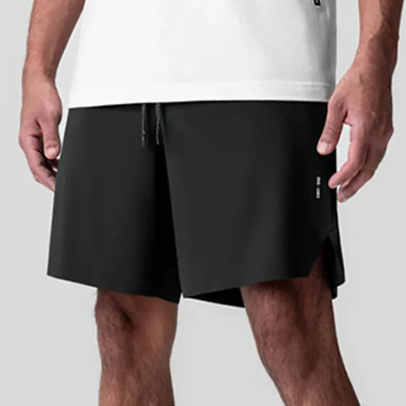Men's seamless quick-drying polyester sports shorts in knee-length straight cut design