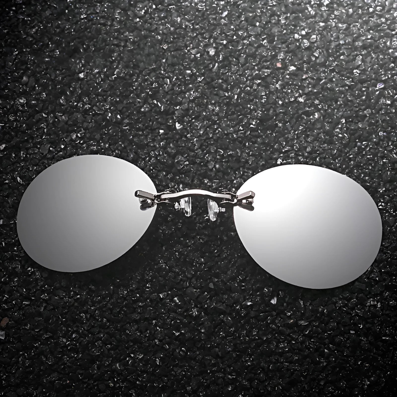 Frameless clip-nose round sunglasses in retro style with metal frame on a person