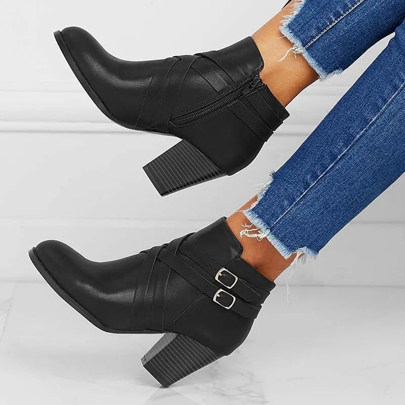 Grey ankle boot with a side zipper, 7cm rubber heel, and decorative buckle, shown on a plus-size mannequin foot.