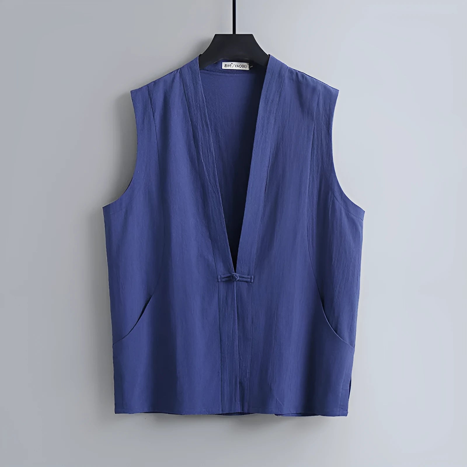 Men's loose-fit linen sleeveless vest in solid colour for summer.