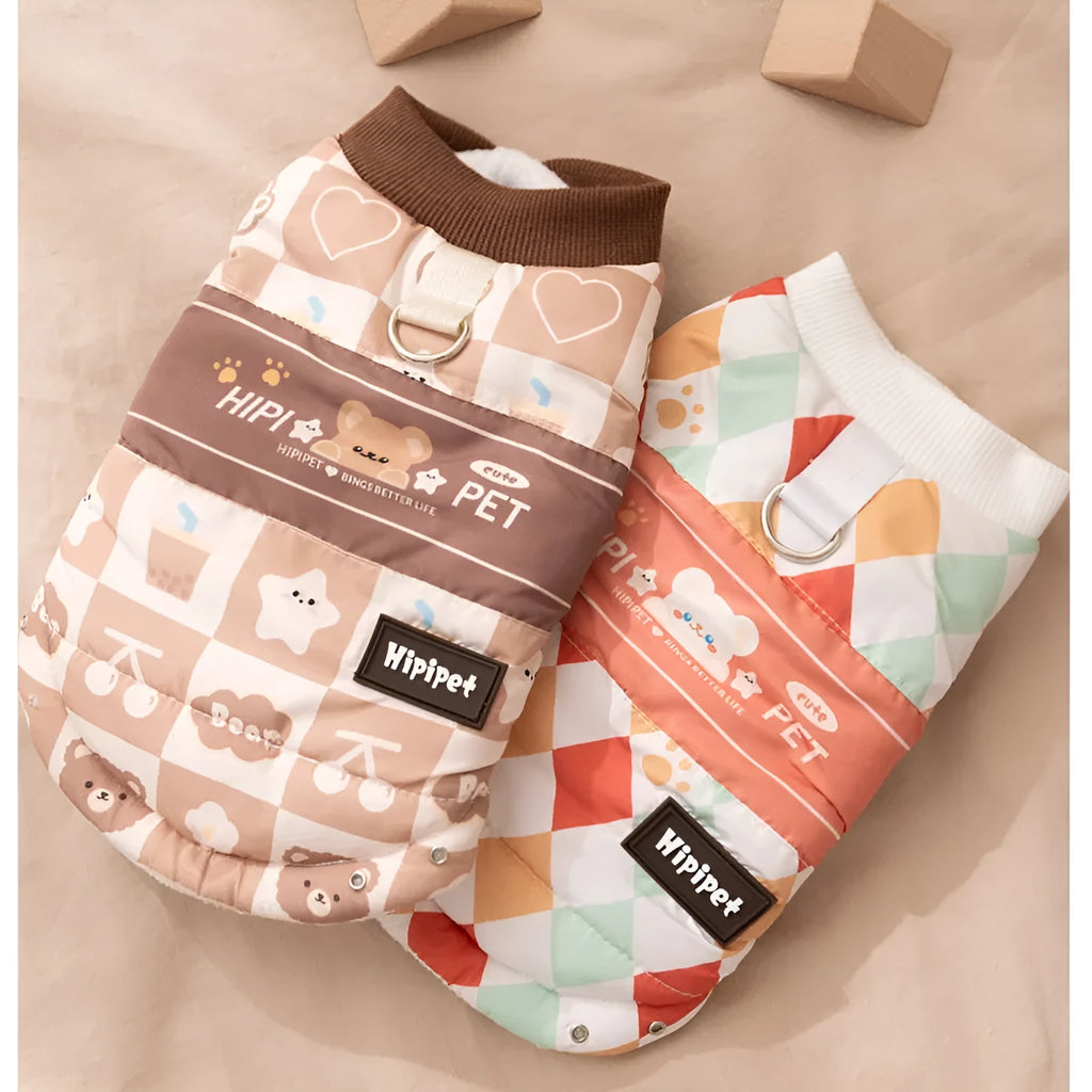Quilted two-legged pet vest in brown with bear print and integrated leash ring, for cats and dogs in autumn and winter.