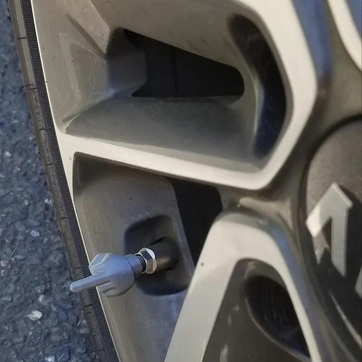 Four-piece car tyre valve dust cover set with black and skin colour latex caps for tyre valve protection