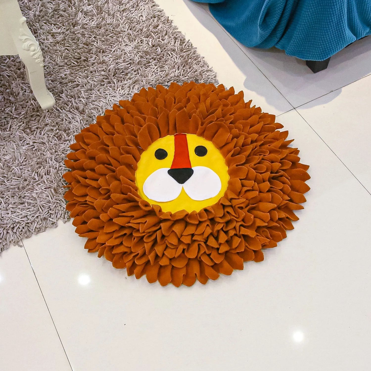 Brown Yizhiwen fabric sniffing pad for dogs and cats measuring 33cm by 25cm