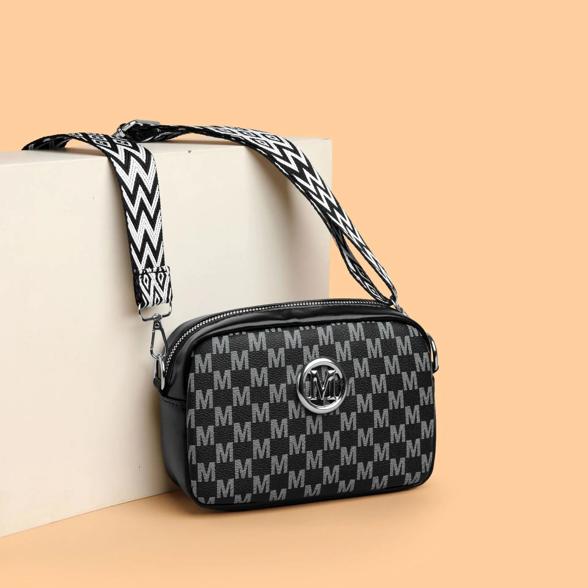 Women's wide-strap crossbody bag in PU leather with three-dimensional pocket