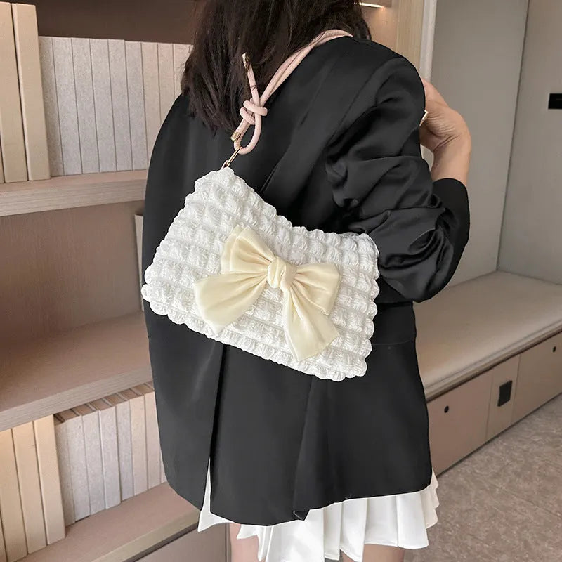 Women's canvas one-shoulder handbag in horizontal square shape with single strap and internal mobile phone pocket