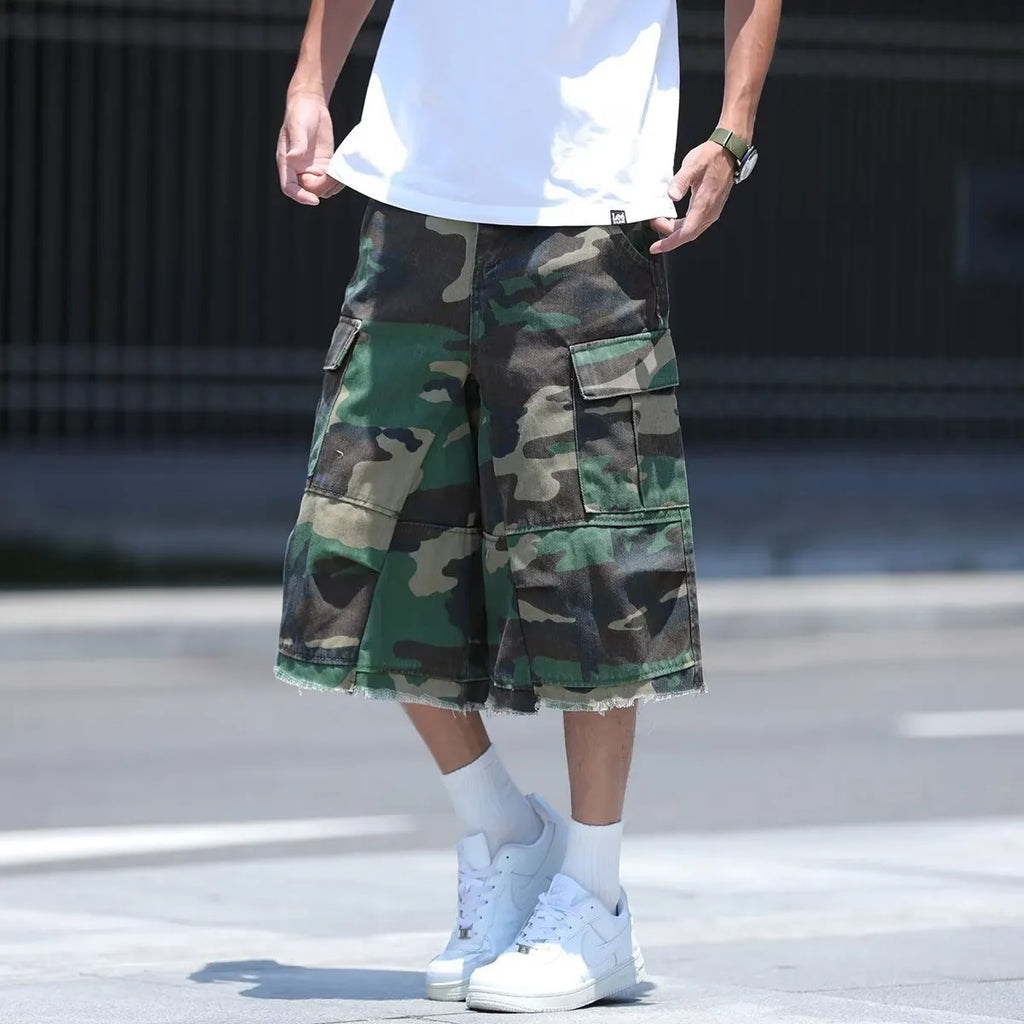 American retro style camouflage shorts in loose fit with cropped pants length