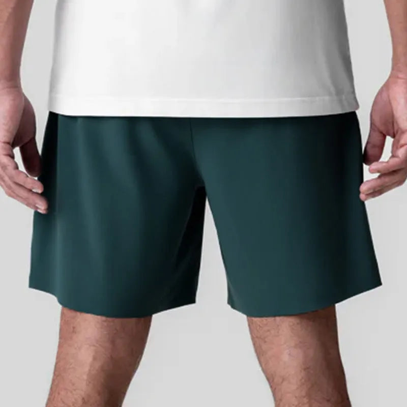 Men's seamless quick-drying polyester sports shorts in knee-length straight cut design