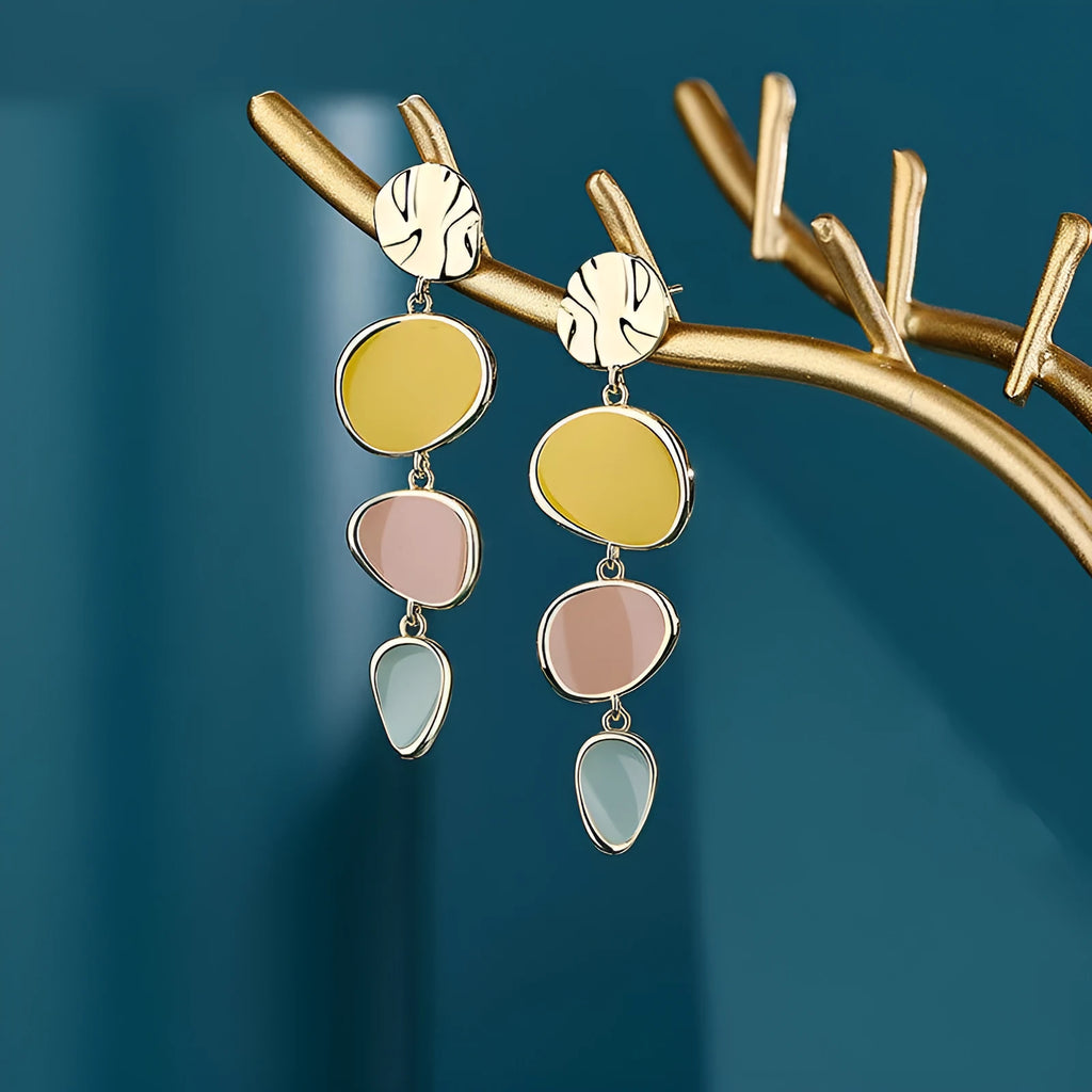 A pair of simple vintage alloy disc earrings with a Morandi three-colour oil drip finish.