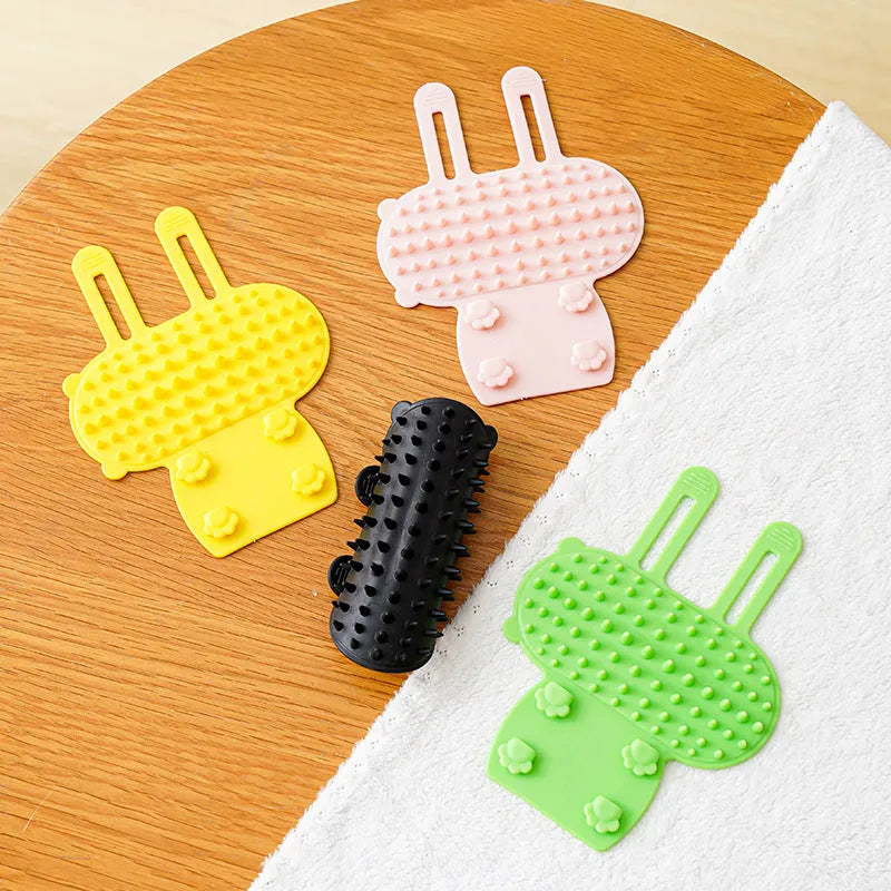 Adjustable silicone cat scratching comb mounted on a table leg in green colour.