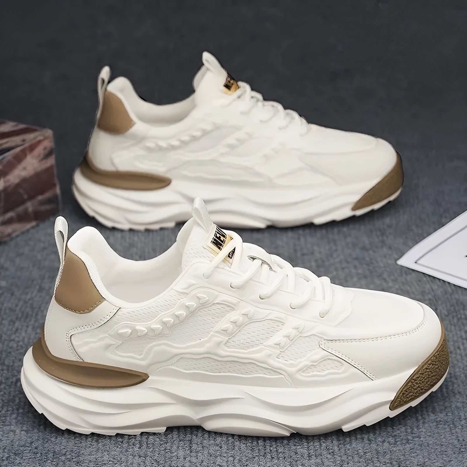 Men's solid colour breathable mesh sports shoes with round toe in white and black options