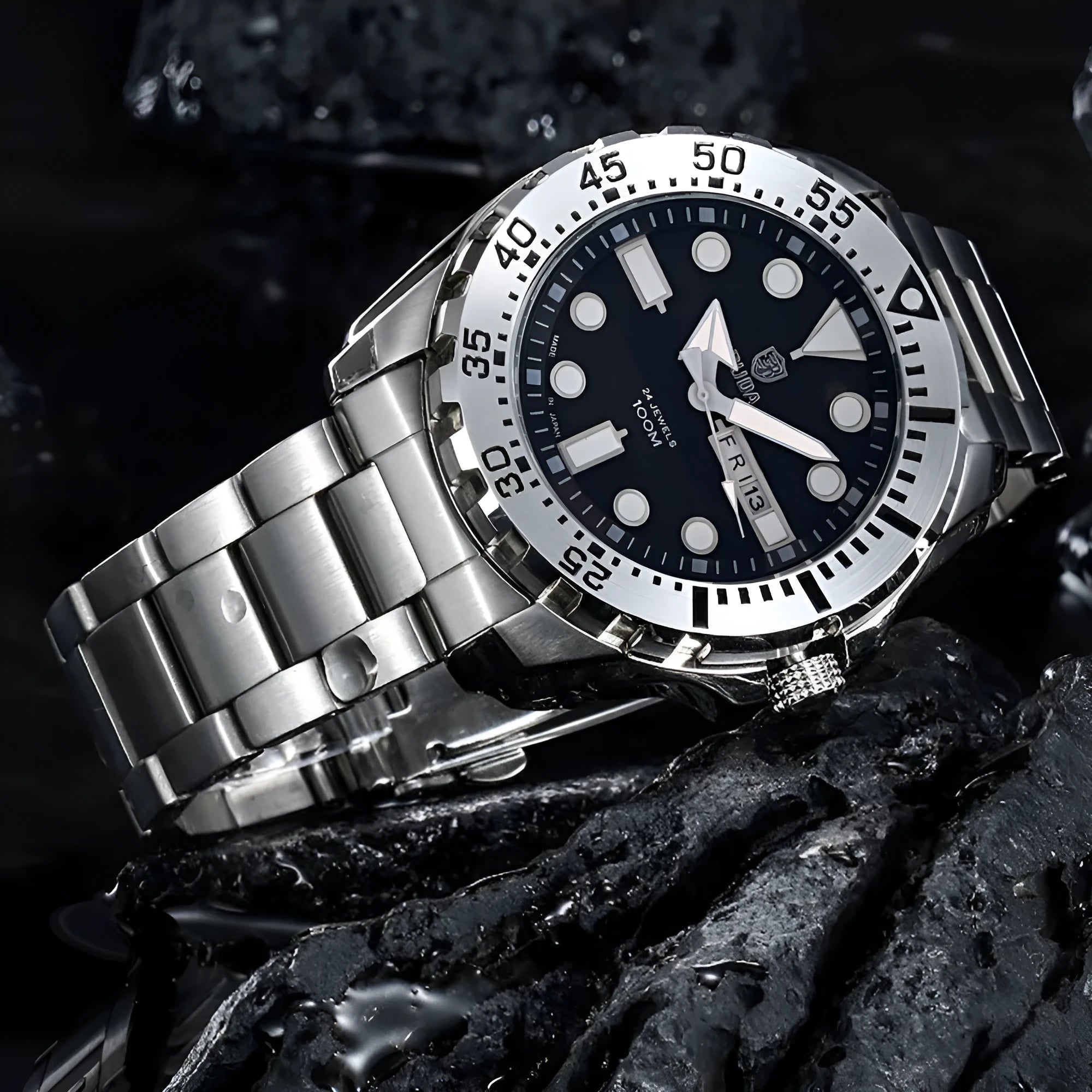 Men's waterproof quartz watch with luminous hands and sports-style case