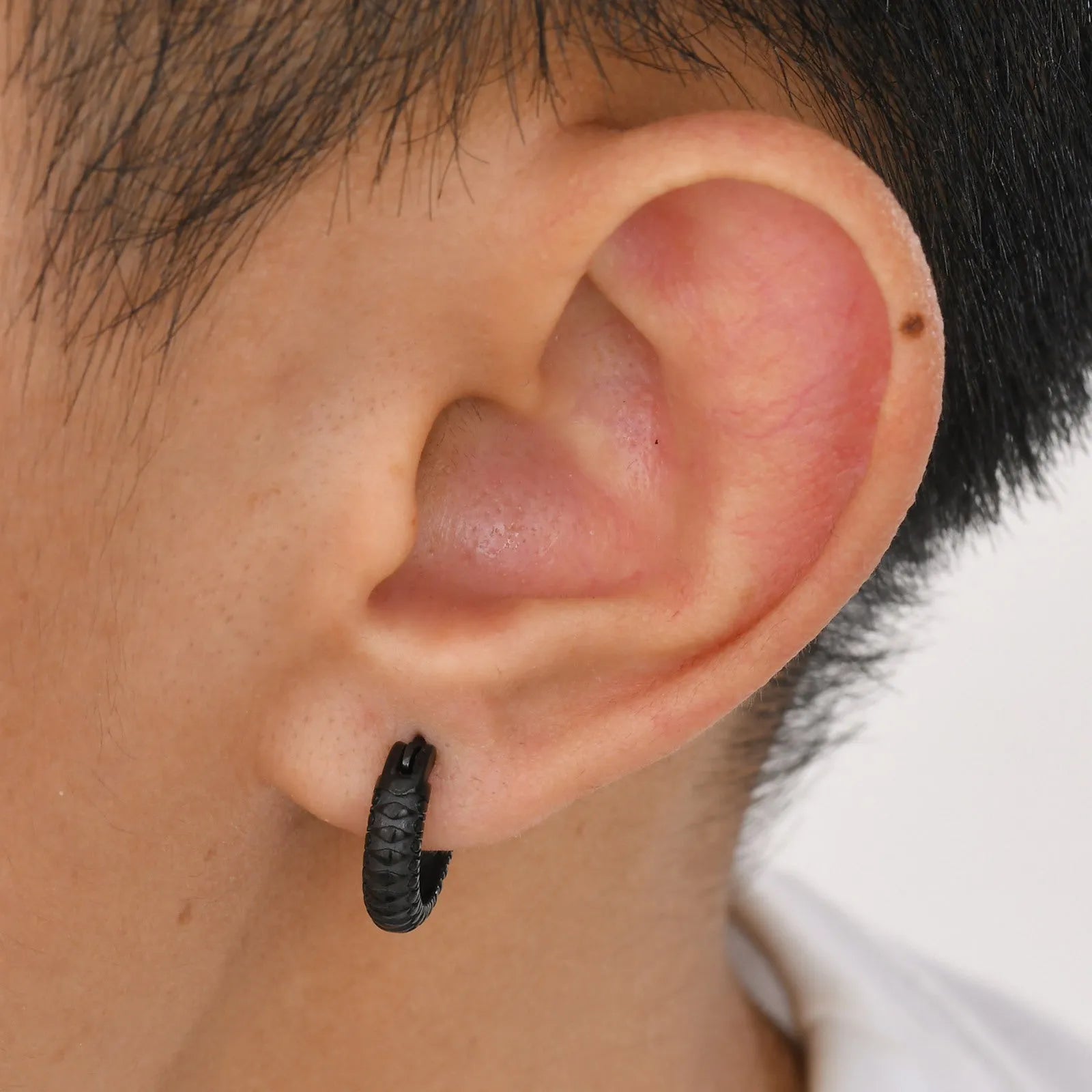 Stainless steel snake pattern drop earrings in black or gold colour