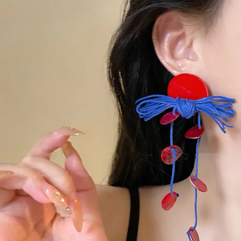 Geometric women's earrings with round elements in silver needle and blue resin flower colours on cloth base