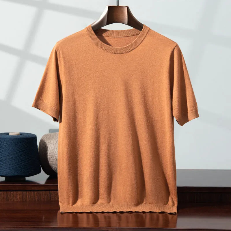 Man wearing a loose thin knitted short sleeve shirt in a casual setting