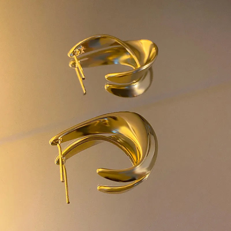 Twisted geometric metal earrings with round element in gold or silver electroplated finish
