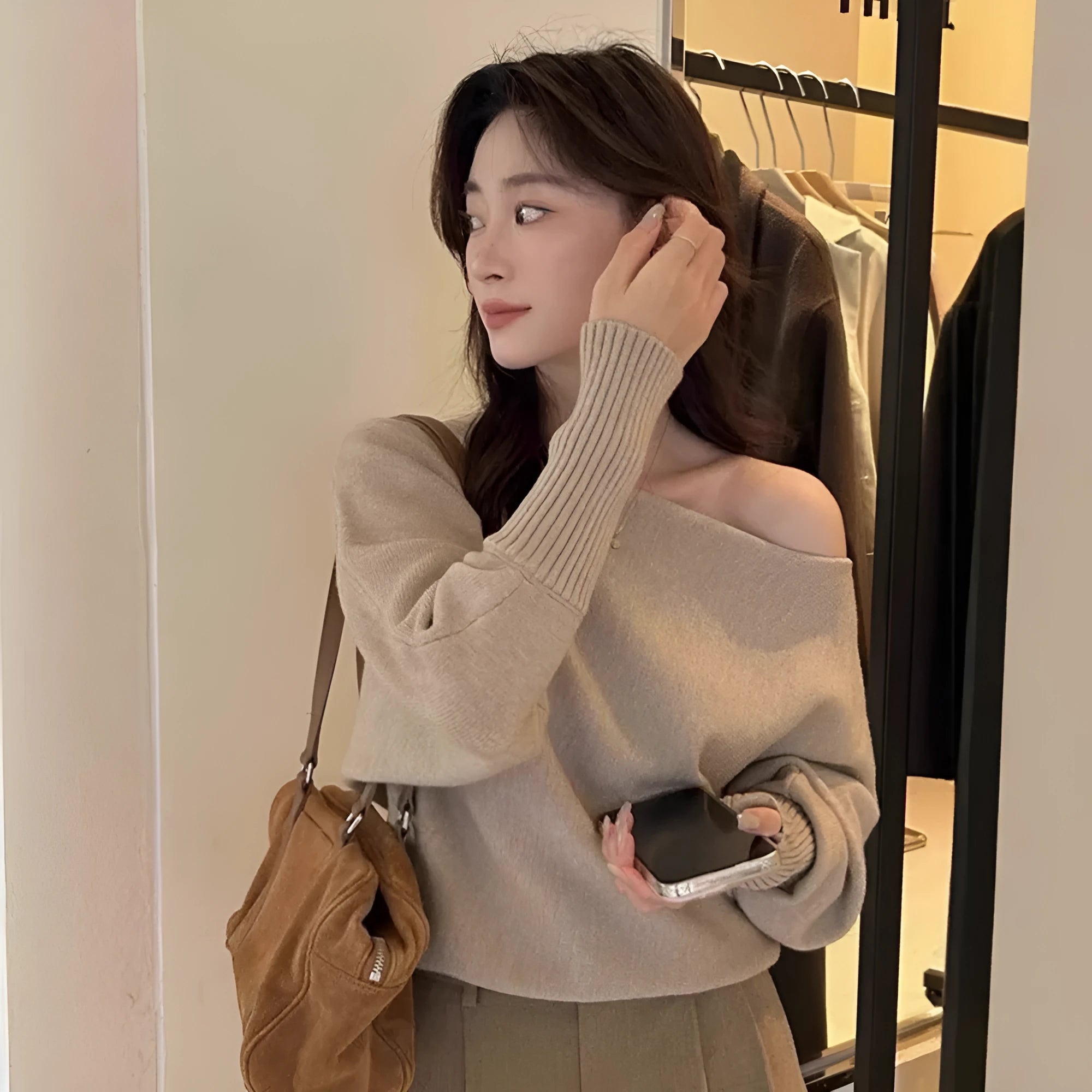 Women's viscose pullover blouse in seven colours with regular long sleeves