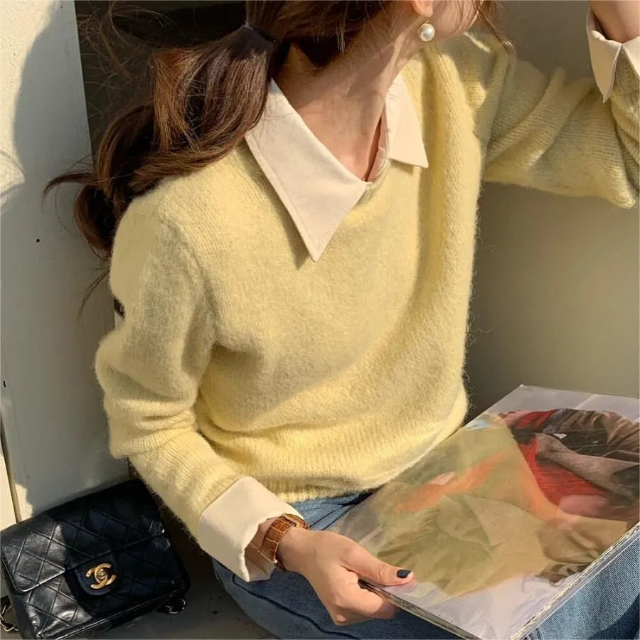 Women's loose fit knitwear top with contrast colour lapels, long sleeves, in solid colour polyester jersey.