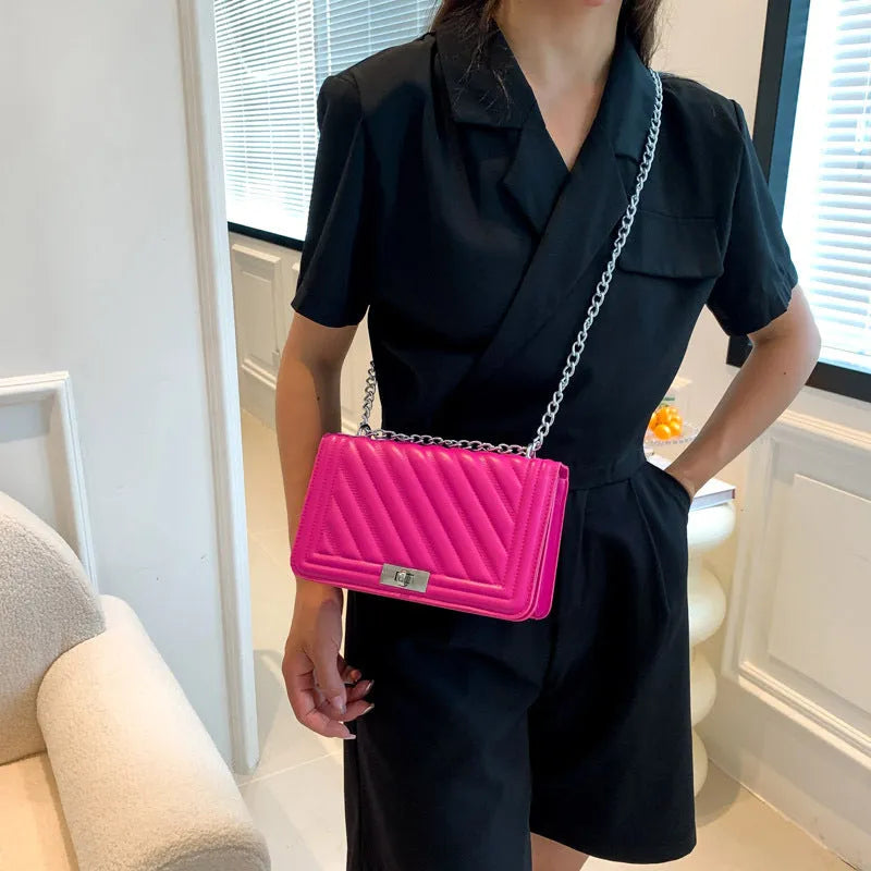Chain trend small square shoulder bag in black with stitching details and chain strap, PU material, inner phone pocket