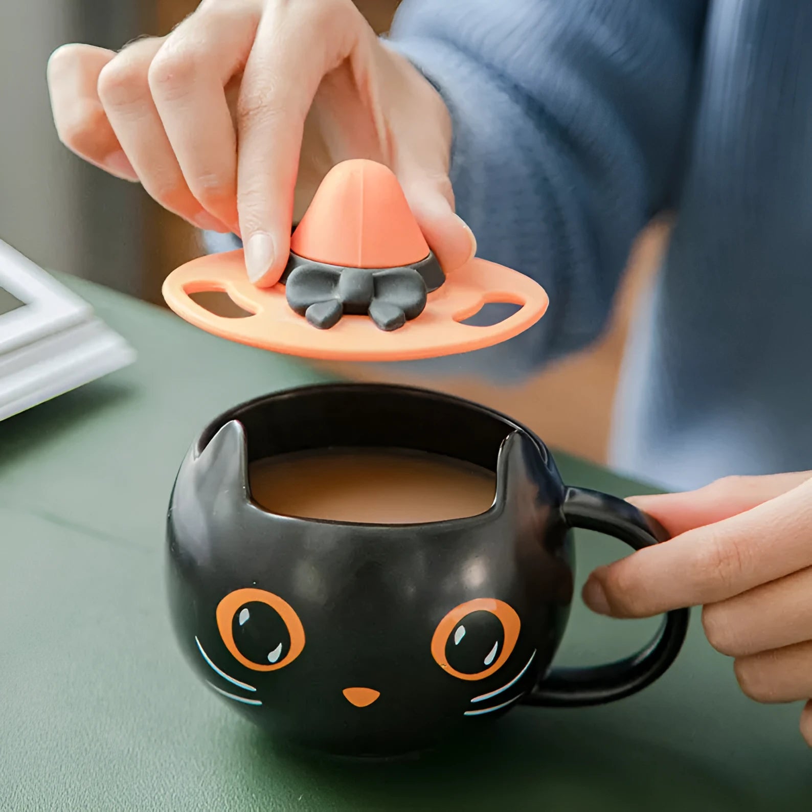 Black ceramic cat-shaped mug with 355ml capacity and optional pumpkin spoon lid
