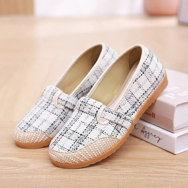 Women's flat heel cloth shoes in ethnic style with colour stitching and a shallow mouth design.