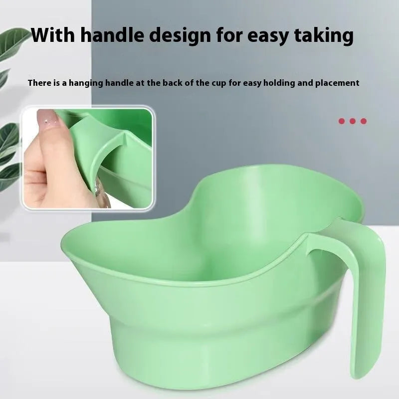 Green plastic bedridden patient gargle cup with flexible straw for elderly oral care