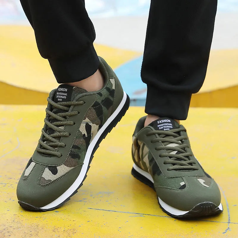 Camouflage pattern running shoes with suede upper and mesh lining in low-top sports style
