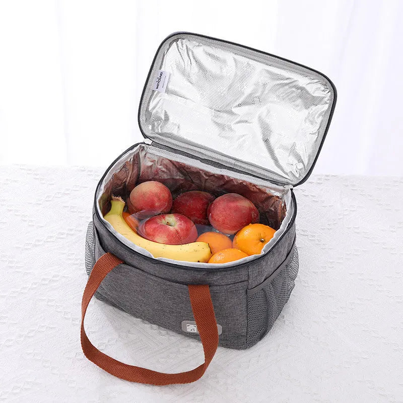 Insulated crossbody picnic bag in navy blue with a 15-litre capacity and Oxford cloth material.