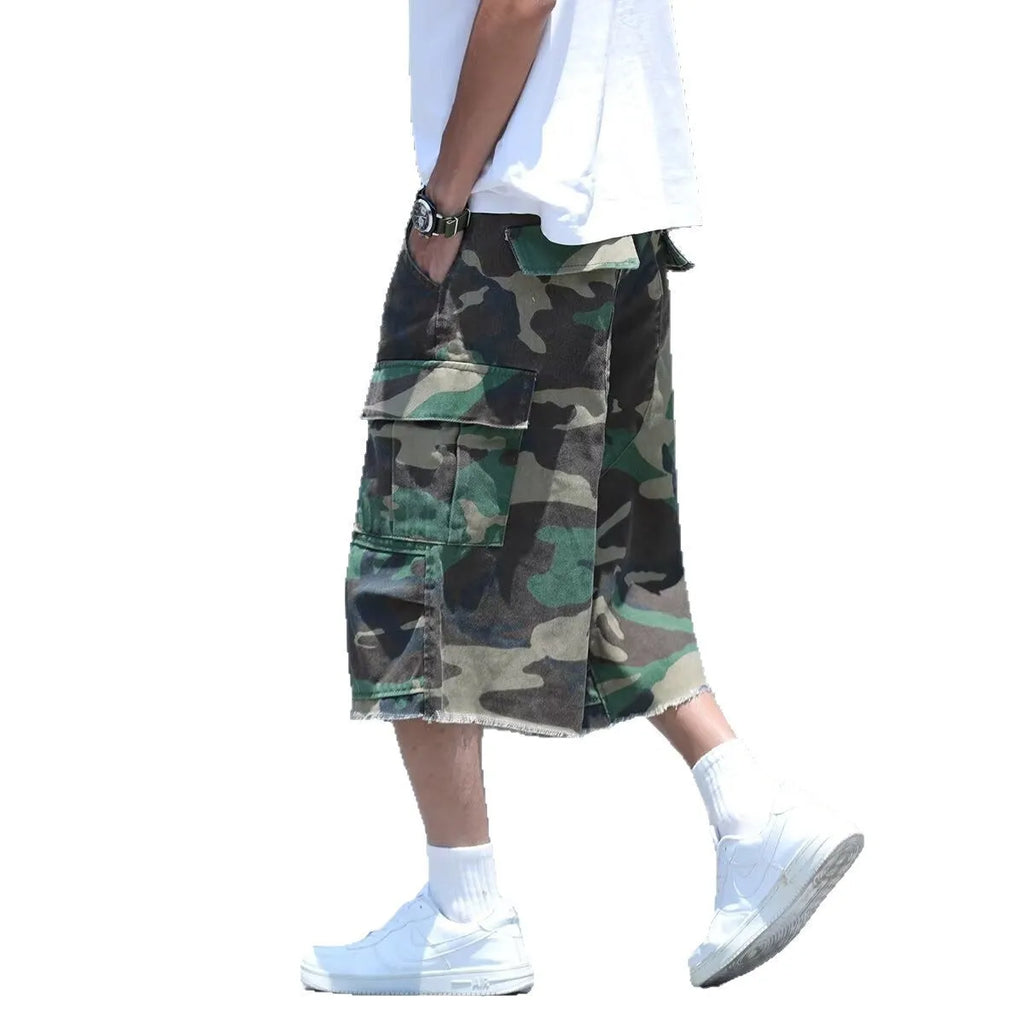 American retro style camouflage shorts in loose fit with cropped pants length