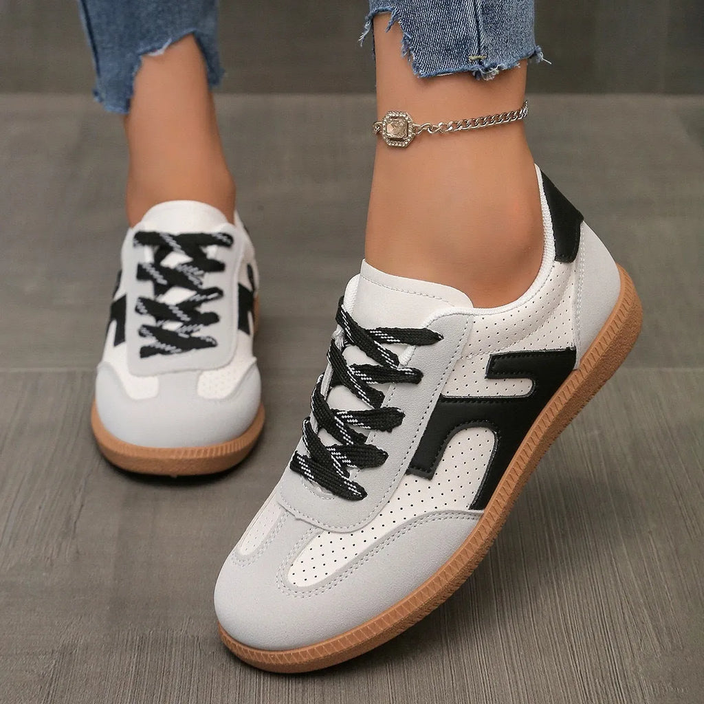 Low-top casual sneaker with artificial PU upper and rubber sole in a wine red colour.