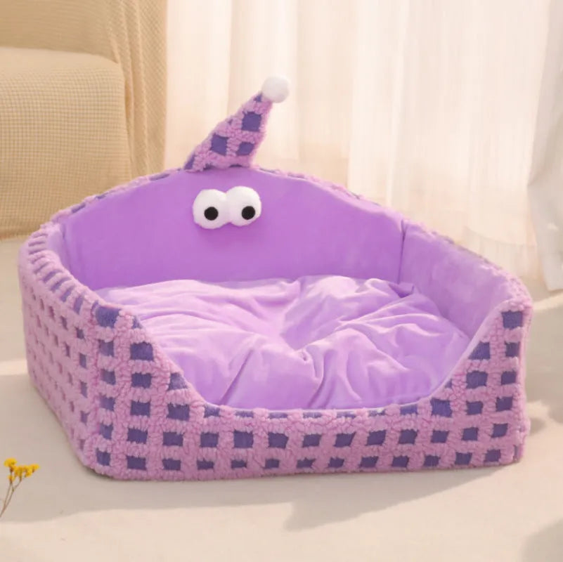 Pet sleeping nest with removable triangular hat sponge pillow in green colour