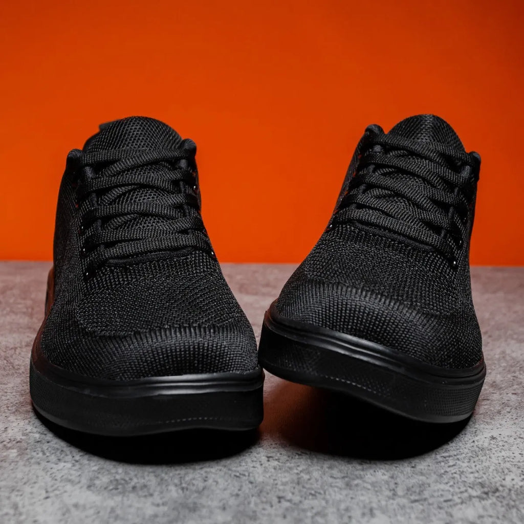 Light casual sports shoes with mesh upper and thick EVA sole in black and white colours