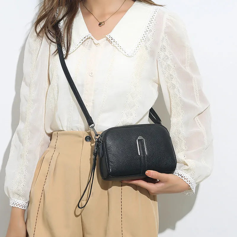 Women's genuine leather shoulder bag in horizontal square shape measuring 19x13x6 cm