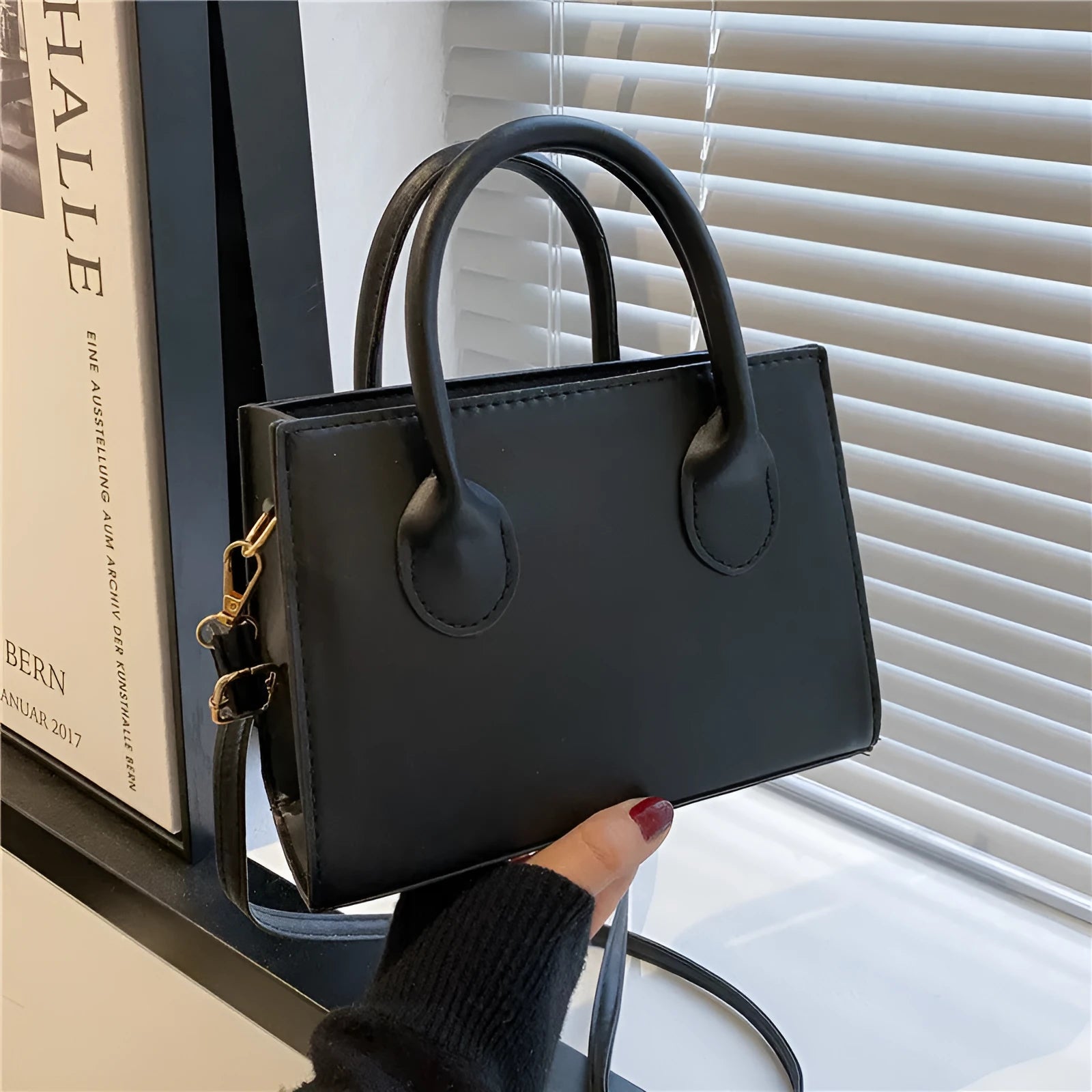 Retro casual women's small square bag in PU leather with single shoulder strap and document compartment