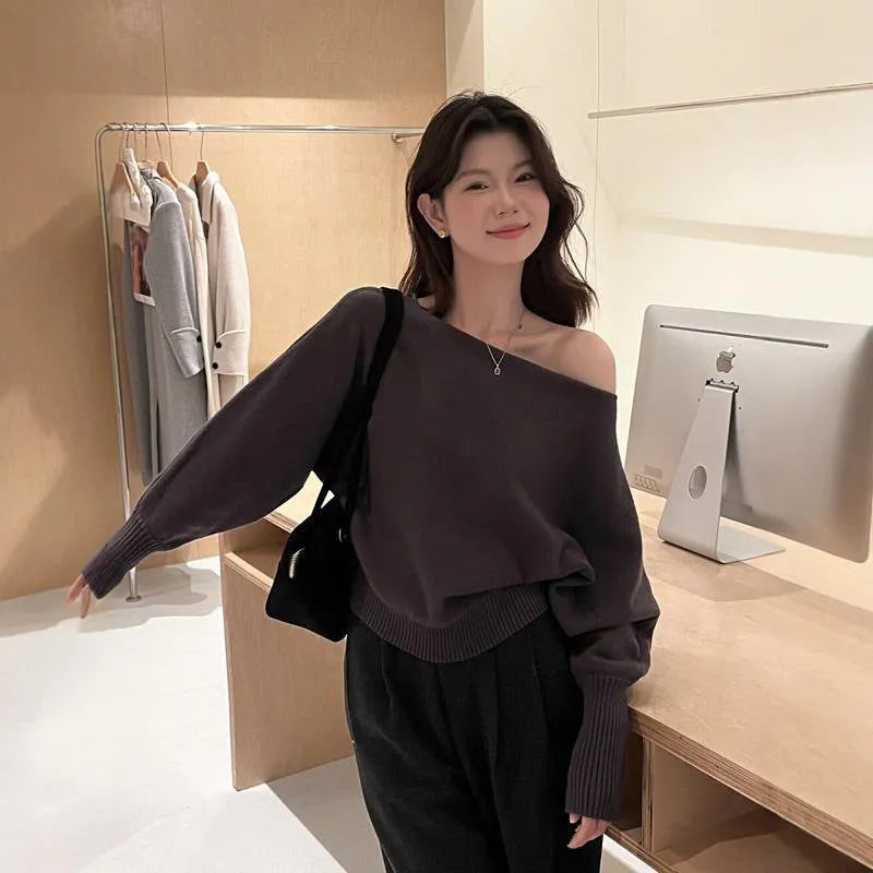 Women's viscose pullover blouse in seven colours with regular long sleeves